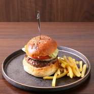 基本のハンバーガー。パティ・トマト・レタス・グリルドオニオン。