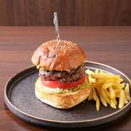 お肉とアボカドの絶妙な組み合わせを楽しめるハンバーガー。細かくカットし味付けしたアボカドを、パティの上にトッピング。ヤミツキになること間違いなしのひと品です。