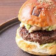 豚もも肉と白味噌ベースの生姜焼きソースを、パティの上にトッピング。九条ネギの食感もクセになる【コーギーバンズバーガー】のシグネチャーメニューです。