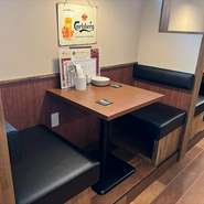 カウンター後ろにある、落ち着いて会話を楽しめる2名様席