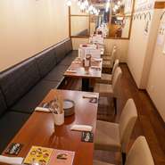 落ち着いた1階奥のテーブル席。最大14名様まで対応可能。