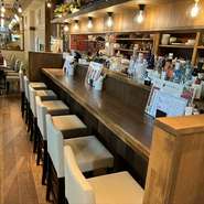 お一人様でも気軽に使える、落ち着いた雰囲気のカウンター席。