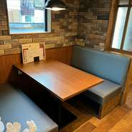 入口に近く、程よく区切られた落ち着いた雰囲気の4名様席