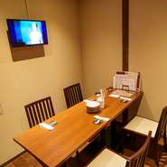 2階の半個室4～6名席。扉付きで落ち着いて過ごせる予約制個室。