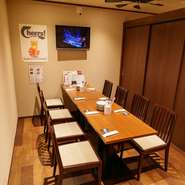 2階の半個室4～8名席。周囲を気にせず使える予約制個室。