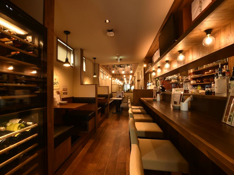 食事やお酒をゆったりと楽しめるウッディーな空間