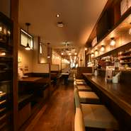 予約なしでも利用できる1階は、カウンターやテーブル席が設えられています。2名がけのエリアには間仕切りを完備。コンパクトながらも隣席を気にせず過ごせる人気席です。