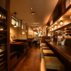 食事やお酒をゆったりと楽しめるウッディーな空間