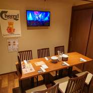 2階に完備されている個室は6名用が2つ、8名用の計3つ。すべての間仕切りを開放すれば20名までの広々としたフロアとしても利用可能です。前日迄の予約が必須なので、忘れずに連絡を。