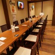 一軒家ならではの落ち着いた空間で、歓迎会や送別会をゆっくりと。
半個室もあり、人数やシーンに合わせて柔軟に対応できます。
料理とお酒を楽しみながら、気兼ねなく過ごせる大人の集まりに。