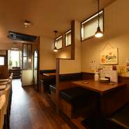 女性が一人でも足を運べるオシャレな空間は、女子会を催せるダイニングとしても好評。お酒のレパートリーが豊富なのはもちろん、昨今人気が高まっているノンアルコールも充実しています。