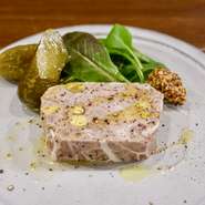 数種の豚肉と鶏レバーを赤ワインやマデイラワイン、スパイスで仕込み、ピスタチオを加えて豚の網脂で包み、湯煎でじっくり火を入れた田舎風パテです。