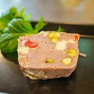 牛豚のミンチに飴色玉ねぎや赤パプリカ、 チーズ 、ピスタチオを加え調合スパイスで練り上げ、低温でじっくり火入れしたドイツの肉料理です 。
優しい味付けで肉の旨みを楽しめます。