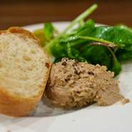 新鮮な鶏レバーを丁寧に下処理し、バターと玉ねぎで焼き上げブランデーで香り付けしました 。
生クリームとブールフォンデュを加えてなめらかに仕上げ、バケットと一緒に楽しめる鶏レバームースです。（季節限定）