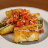 ズッキーニに衣をつけて香ばしく揚げ、当店オリジナルのサルサソースを合わせた夏限定の一品です。（季節限定）