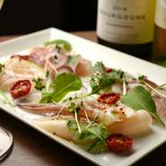 鳥羽や南伊勢から直送される鮮度抜群の魚介を使用。
その日おすすめの魚を3～4種類盛り合わせた、町家バル定番のカルパッチョです。
魚の持ち味を大切に、ソースや薬味は季節や魚種に合わせて調整しています。