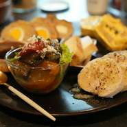 ミートローフやスパニッシュオムレツ、鶏ハム、キノコのマリネ、味噌漬けチーズ豆腐など、その日のおすすめ前菜を少しずつ盛り合わせています。内容は仕入れや仕込みにより変わる場合があります。