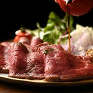 赤身の状態を見極め、じっくり低温調理したローストビーフ。仕上げにニンニクを効かせて表面を焼き、醤油ベースにレモンやりんごを加えた和風ソースで、後味はさっぱりと仕上げています。