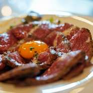 ローストビーフに、オリジナルのシーザードレッシングを軽くかけ、卵黄を添えた一皿。コクのある卵黄とまろやかなソースが重なり、定番とはひと味違う味わいです。