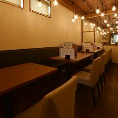 ゆったりくつろげるウッディーな店内