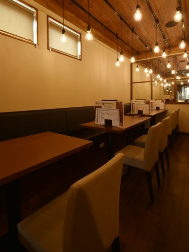 ゆったりくつろげるウッディーな店内