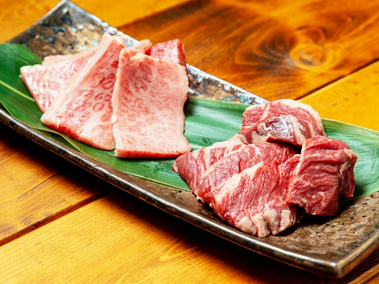 良質な鹿児島産などの黒毛和牛をブロック仕入れ、丁寧に切り分け