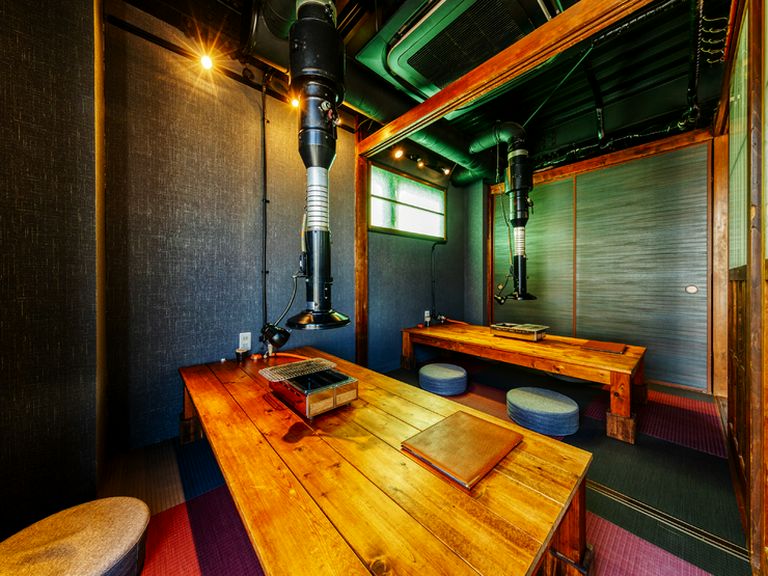 落とし気味の照明と木のぬくもりが心地よさを演出