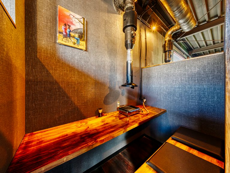 半個室感覚で利用できるのがうれしい、2名用のカウンター席