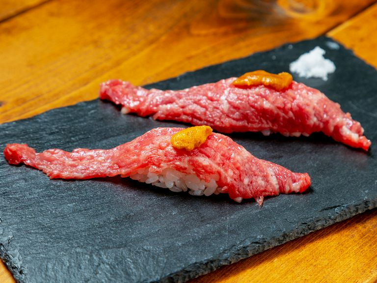 肉とウニ、お互いがそれぞれの良さを引き立て合う『肉寿司〜ウニを添えて〜』