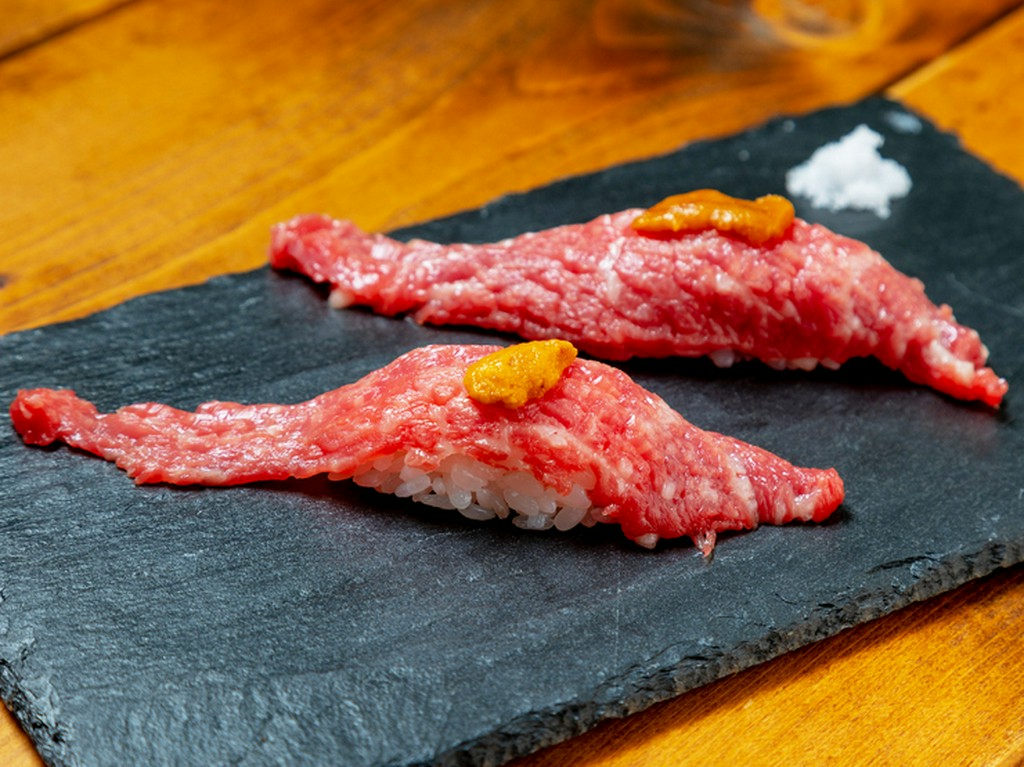肉とウニ、お互いがそれぞれの良さを引き立て合う『肉寿司～ウニを添えて～』