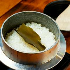 もっちり食感でお米の甘み際立つ『釜炊きご飯（漬物付）』