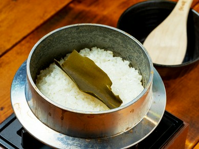 もっちり食感でお米の甘み際立つ『釜炊きご飯（漬物付）』