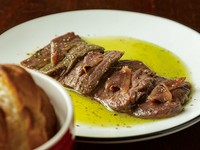鹿肉や猪肉、たまに熊や鯨肉のハムやステーキや煮込み。
※仕入れで値段は代わります。