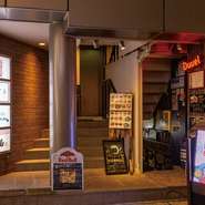 名物の『加美屋式から揚げ』を楽しめるコースをはじめ、ジビエをたっぷりと堪能できる『ジビエのコース』など、各種宴会にぴったりなコースも豊富。料理と相性抜群のクラフトビールは、地下では8種(固定3樽+入れ替わり5樽)、3階では6種(固定4樽+入れ替わり2樽)があり、いつ来ても飽きの来ないラインナップを楽しむことができます。（3階と地下1階の入口は異なっており、ラーメン屋を挟んで商店街側に3階への入り口があります。）