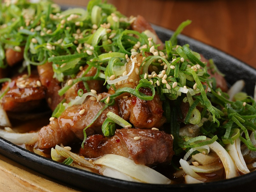 鉄板で熱々に焼き上げた『トンテキ』はしお味とにんにくダレが選べる絶品メニュー