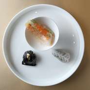 食の都・香港で美食家たちに愛され続けている広東料理を再現しています。素材の味を引き立てる古典的な技を重んじているのが特徴。経験豊かなシェフによる、繊細で美しい盛り付けの一皿が生み出されます。