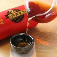 コースの最初に供されるのは、歴史が息づく広東省英徳市原産の紅茶『英徳紅茶』です。英国皇室で称賛され、欧州にもその名を知られたという銘茶。淹れ方のひと工夫が香り深い余韻へと導きます。
