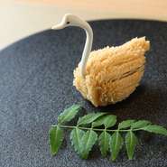 供されるのは、季節ごとのコース料理。点心をはじめ、細かい細工が施された一品やフォアグラ入りの蜂の巣など、本場の広東料理を楽しめます。一期一会の味わいは、特別な日の食事にも最適。