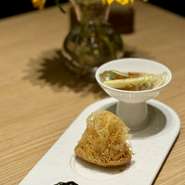 お皿に並ぶのは、烏金海老餃子、水晶皮天使海老餃子、四万十鶏肝入り「蜂巣芋角」(揚げタロイモパイ)。皮からすべて手づくりされていて、贅沢な食材を取り入れたりと、シェフならではのアレンジが加えられています。