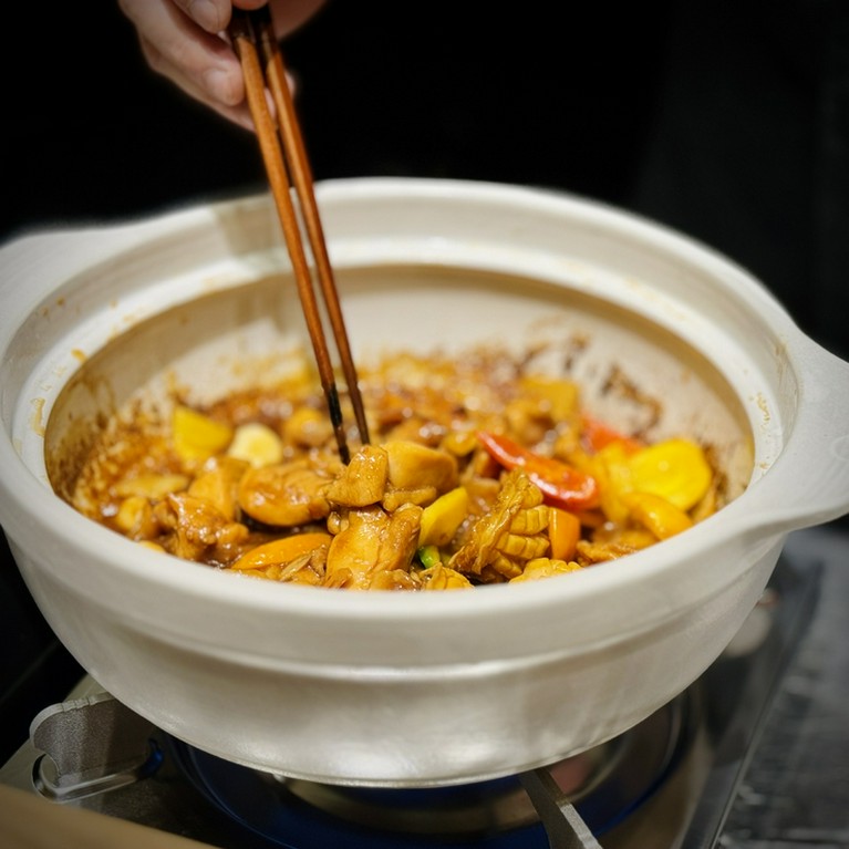 十年陳紹興酒入り鶏もも肉と鮑の土鍋炒め