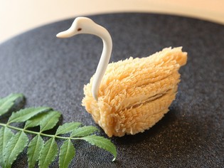 目で舌で味わう、美しい逸品『トリュフ入りホワイトスワン』