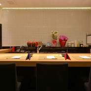 カウンター席と個室が完備された店内は、温かなもてなしに満ちた空間。ゆったりとくつろいで過ごせます。本場仕込みのラグジュアリーな料理とお酒を囲む、大人のデートや会食にオススメの一軒です。