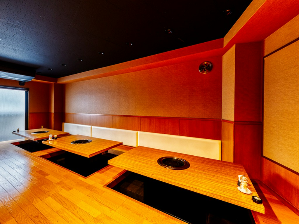 2階と3階は、25～35名でフロアを貸切にすることが可能