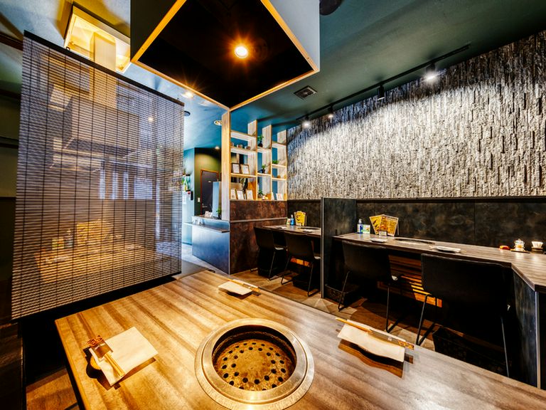 色彩のトーンを控えめにした、シックでオシャレな焼肉店