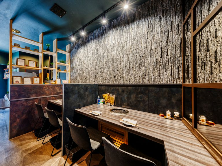 二人並んで座ることができるカウンター席を設置