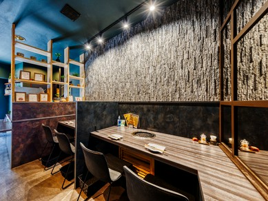 二人並んで座ることができるカウンター席を設置