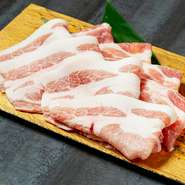 兵庫県の指定農家で飼育された和豚が使われています。ロース肉と肩ロース肉の薄切り2種の盛り合わせ。石網の上でさっと炙ればすぐに脂が溶け始めていき、とろけるようなおいしさです。
各2枚780円／各3枚1170円