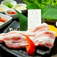 脂と赤身のバランスを考えながら、一つ一つ丁寧に切り分けます。『兵庫県産　和豚』は厚めにカットしてもさっくりと噛み切ることができ、塩胡椒で食べると脂の甘みを感じられる、絶品豚肉です。
