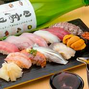 確かな目利きで仕入れた旬の魚介類は、鮮度がよく本来の旨みがしっかり味わえます。また、お米は酢との相性が良い長野県産コシヒカリを使用。丁寧な仕込みでより美味しい一貫が堪能できます。