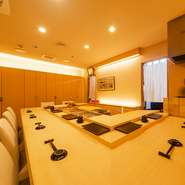 コの字型の臨場感あるカウンターが9席。駅チカなので、仕事帰りにひとりでふらりと立ち寄るのに最適です。大将との楽しい会話と美味な料理で、充実したひとときを過ごせます。